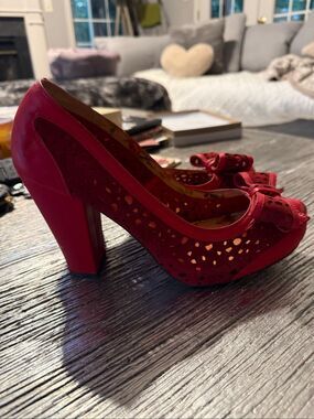 Miss L-Fire Red Leather & Suede Laser Cut Bow Front Retro Pump Heels sz 10 EUC R